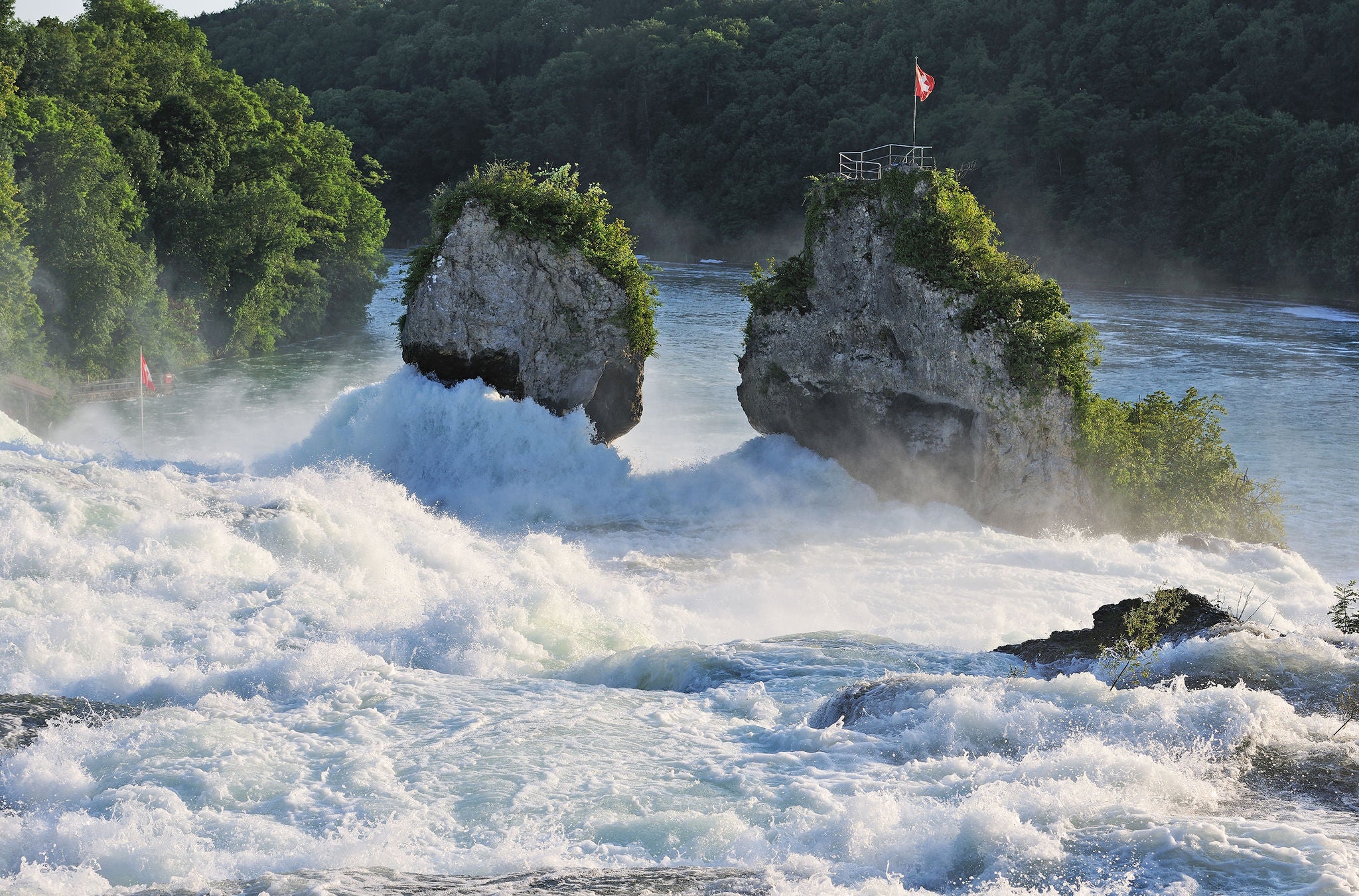 Rheinfall mit Schweizer Flagge