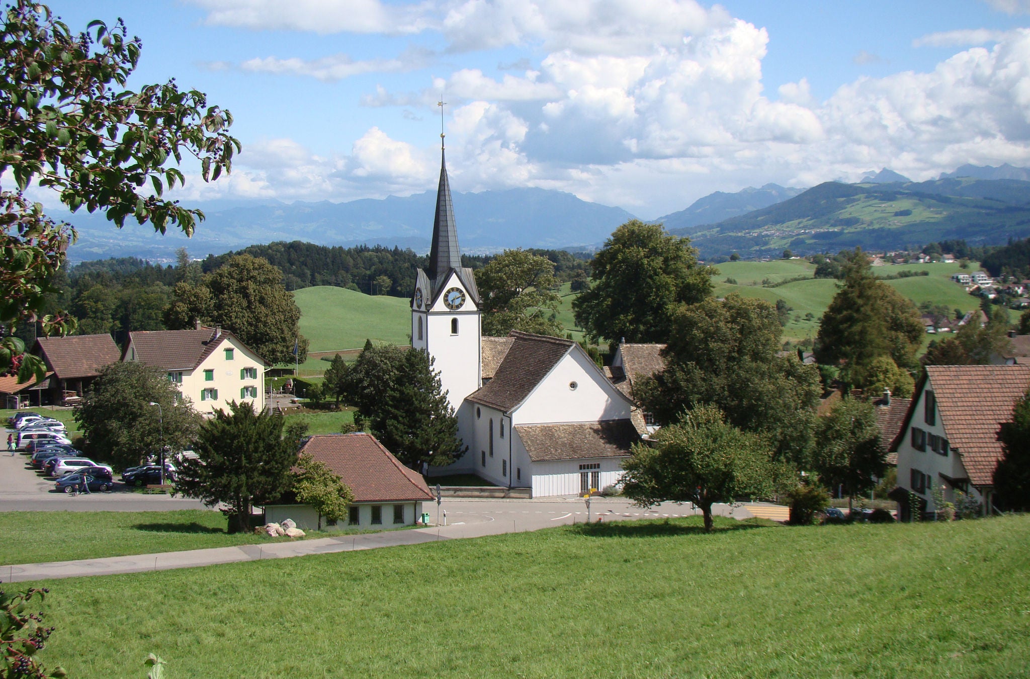 Weitaufnahme der Kirche in Hirzel bei schönem Wetter