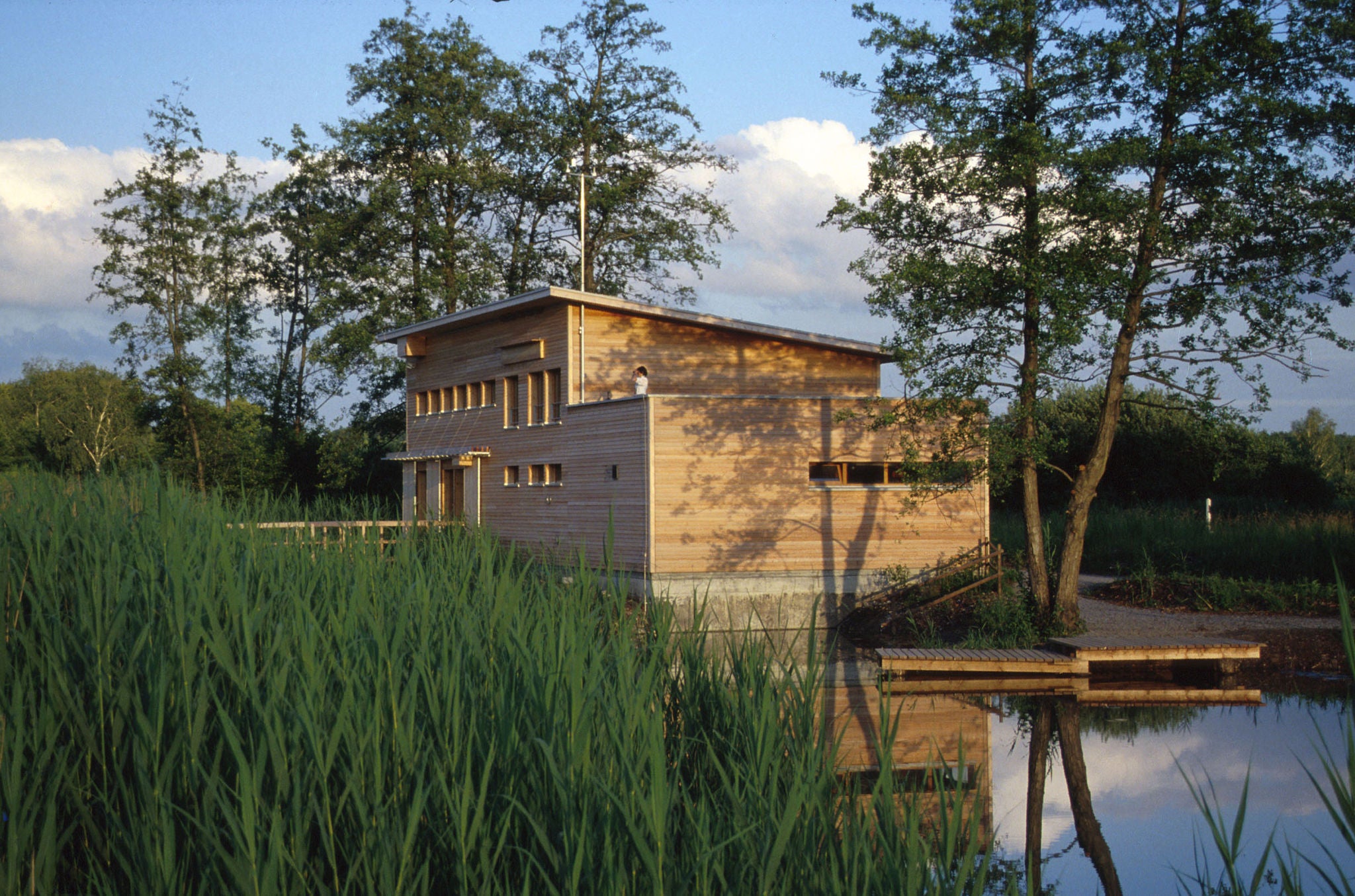 Blick aufs BirdLife-Naturzentrum Neeracherried