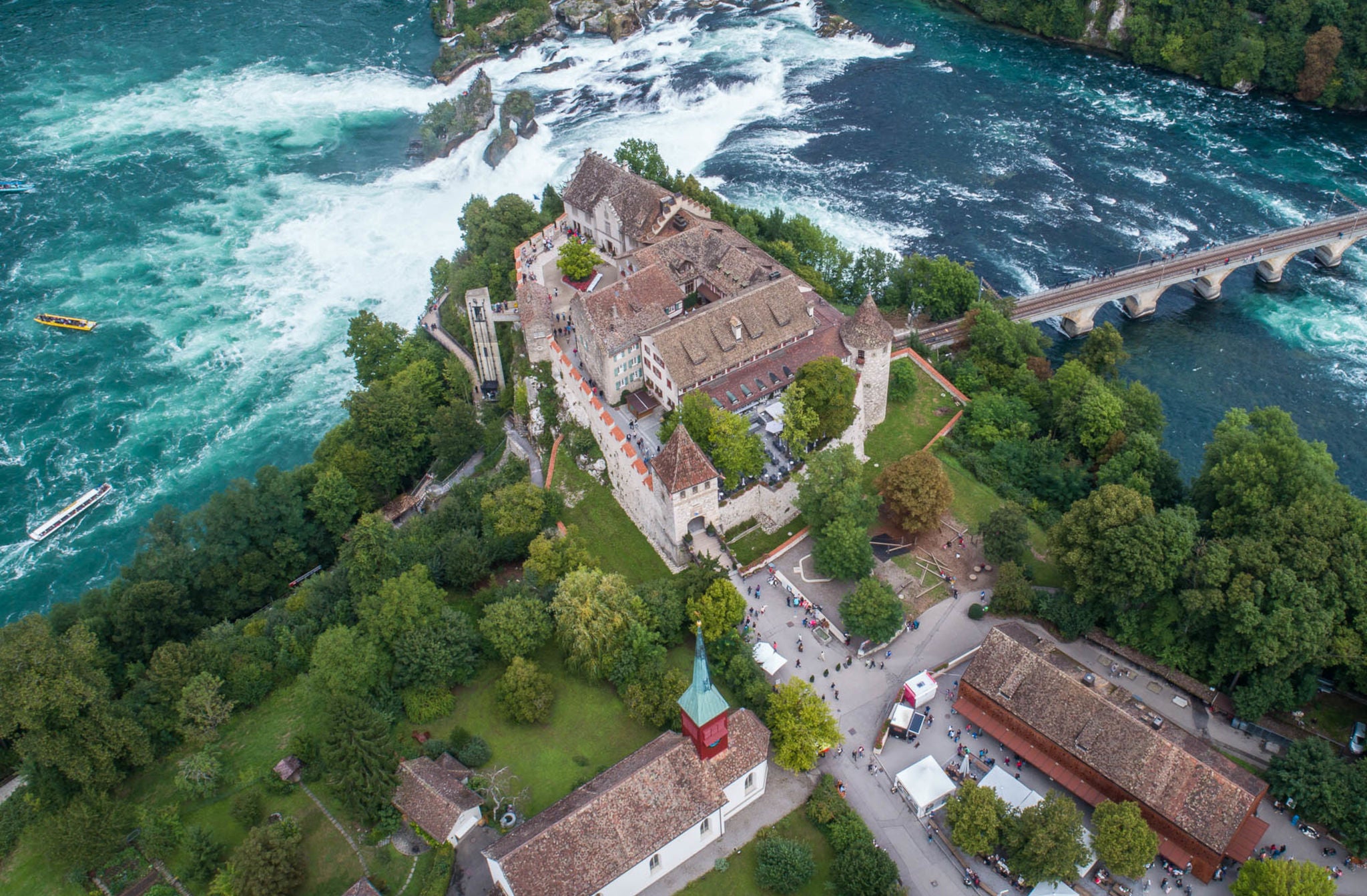 Das Schloss Laufen thront hoch über dem Rheinfall und ist bequem mit dem ÖV oder Auto zu erreichen.