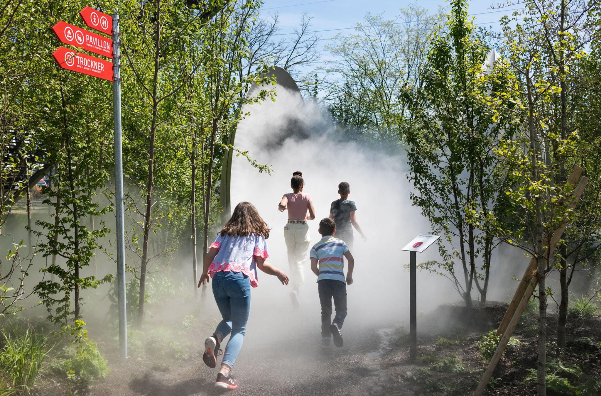 Kinder springen im Aussenbereich des Technoramas in Winterthur.