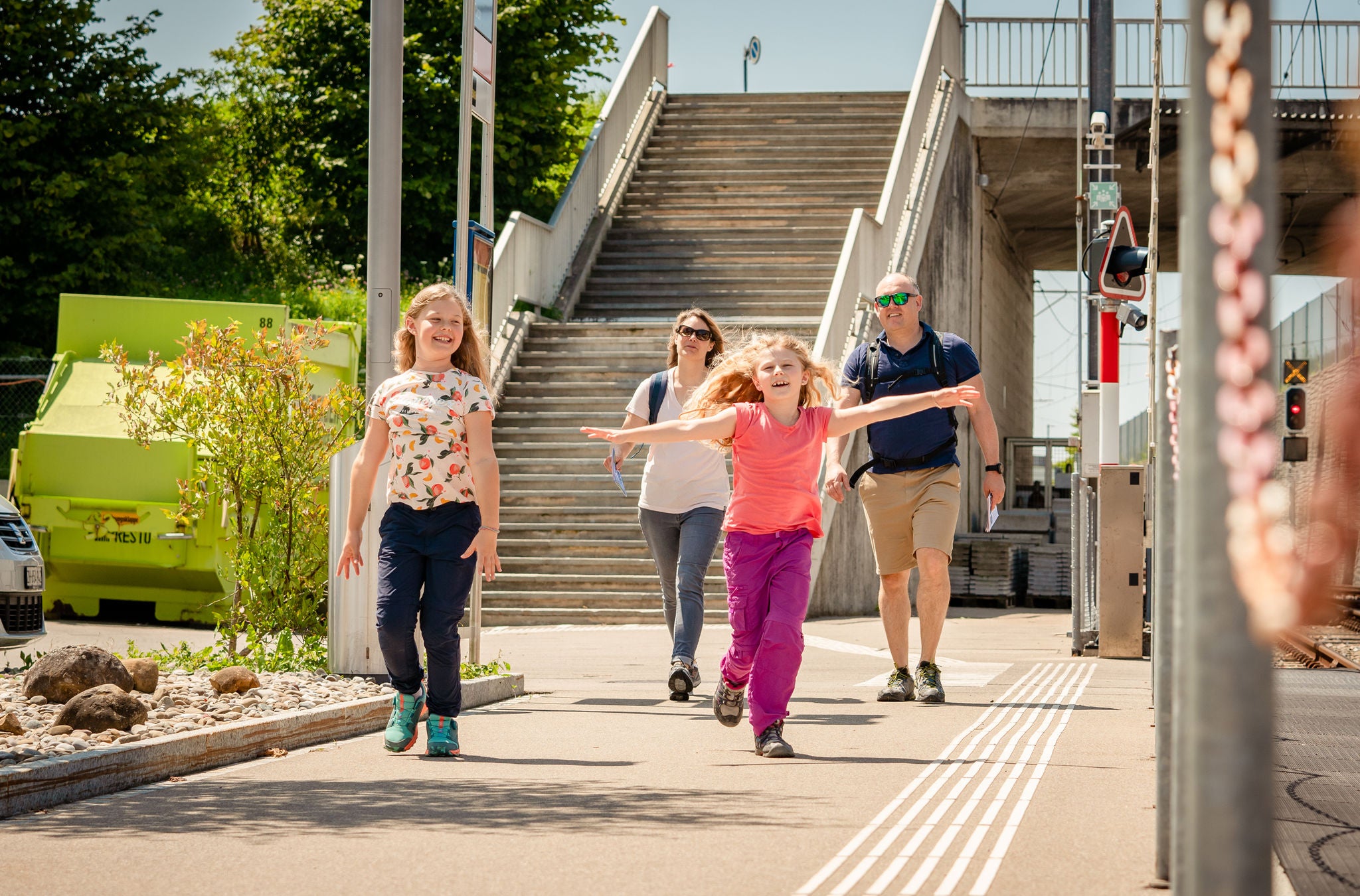 Eine Familie steigt aus der Forchbahn und unternimmt die Wanderung mit dem Pinguin Ringo durchs Küsnachter Tobel.