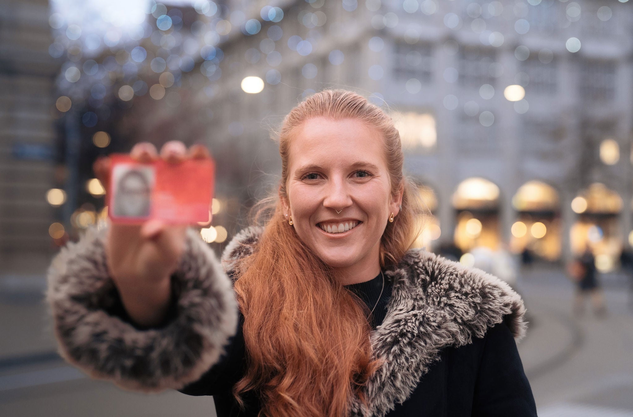 Junge Frau mit ZVV-Abo