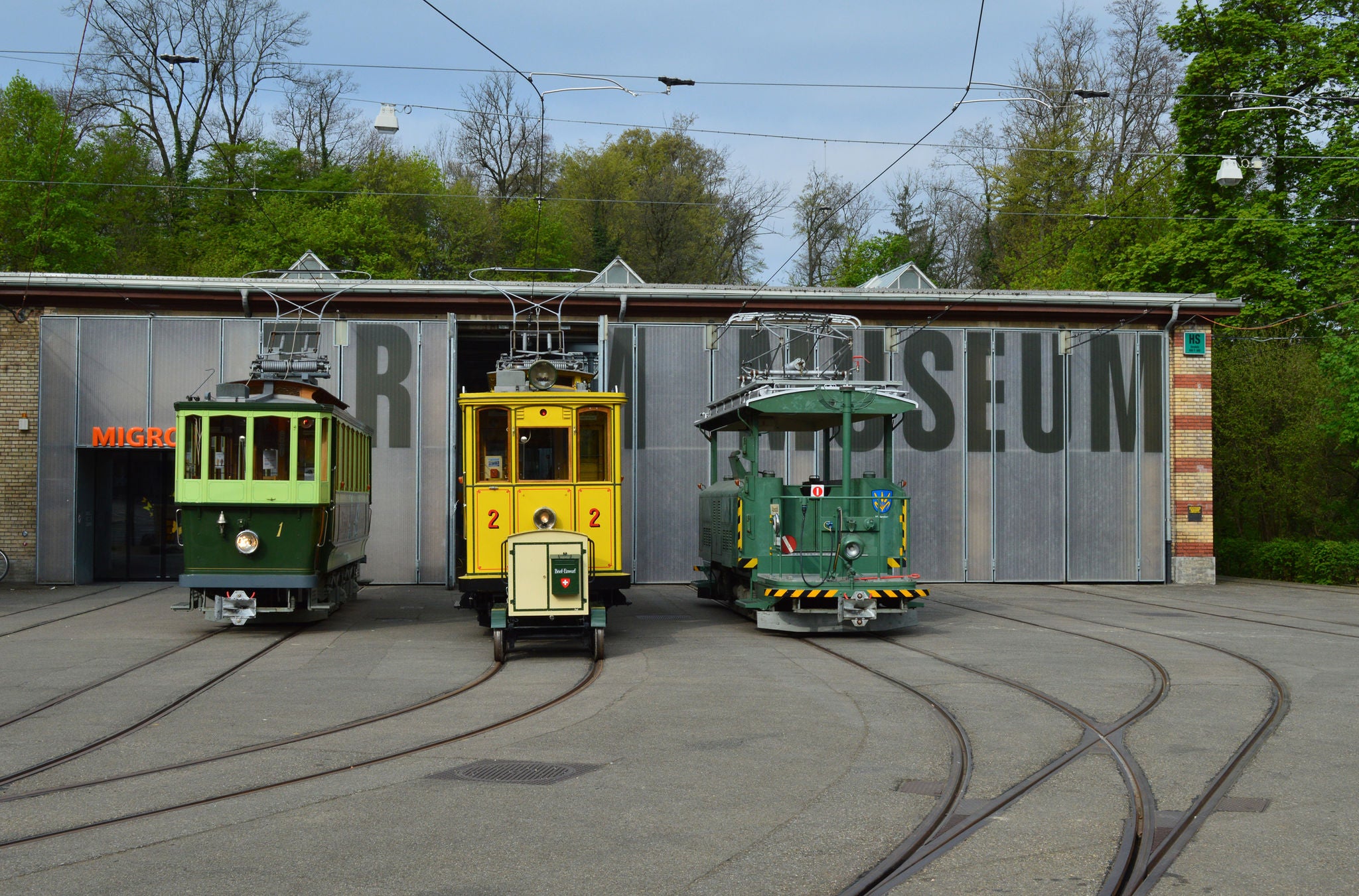 Drei alte Trams vor dem Tram Museum Zürich