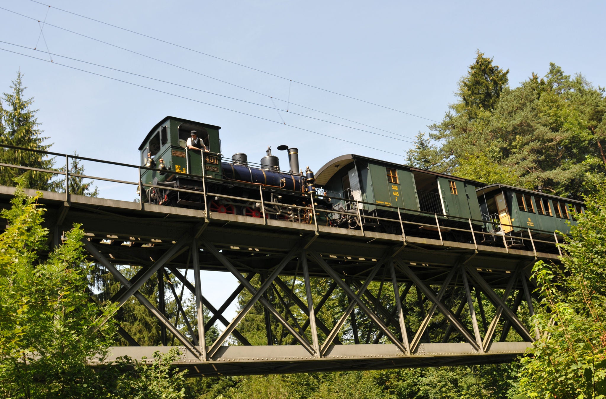 Dampfbahn fährt über eine Stahlbrücke