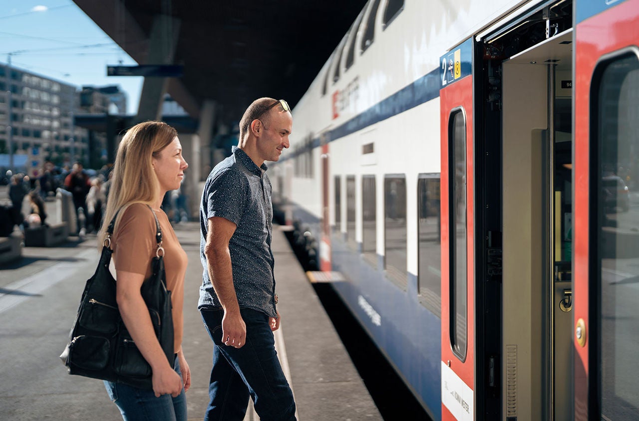 Passagiere steigen in S-Bahn ein