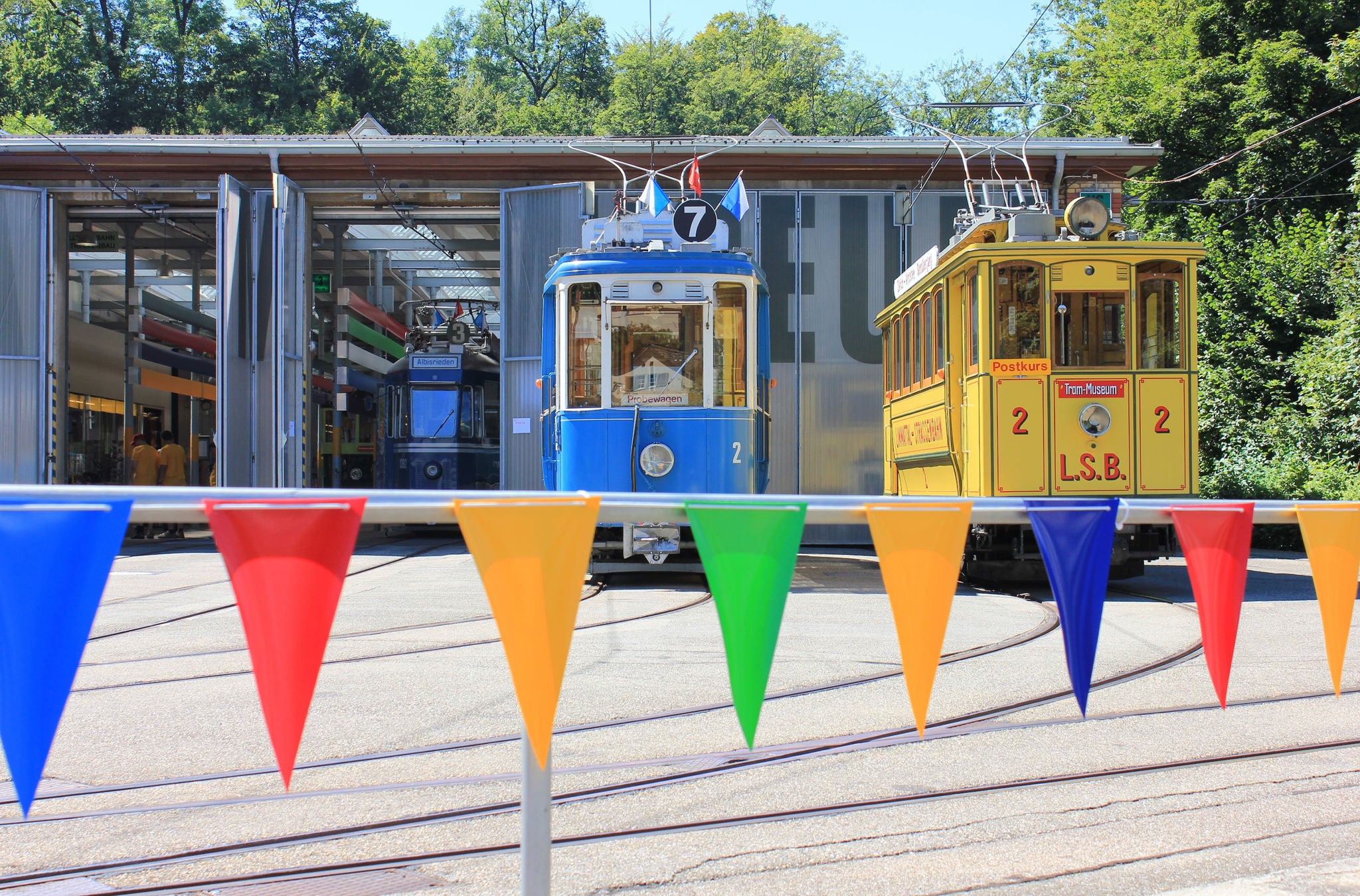 Zwei alte Trams vor dem Tram Museum Zürich