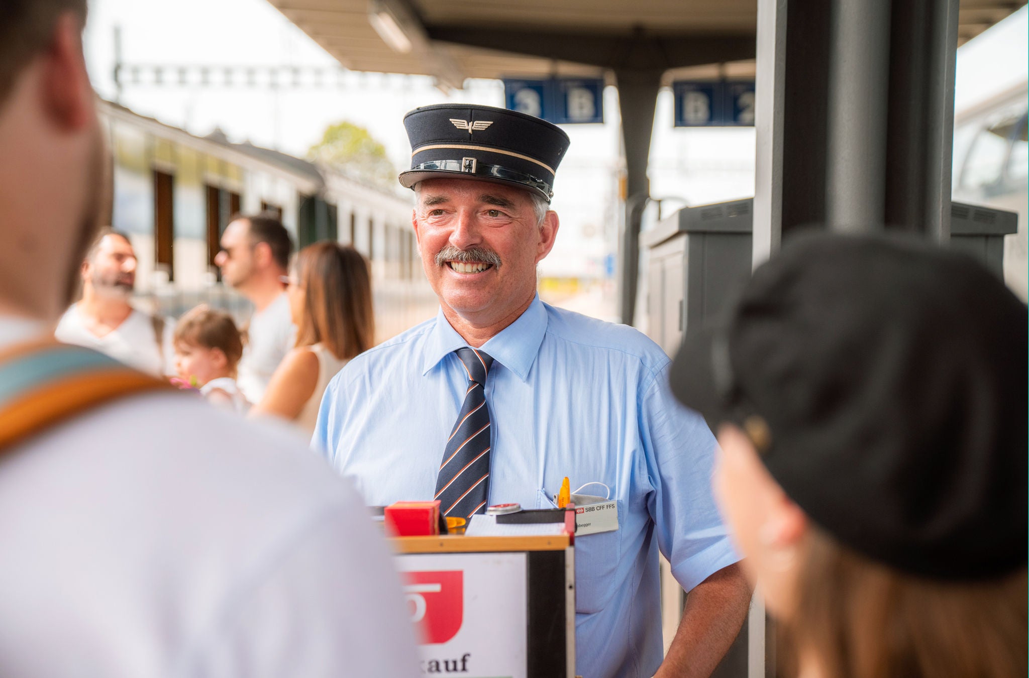 Kondukteur am Bahnhof Hinwil vor der Dampfbahn.